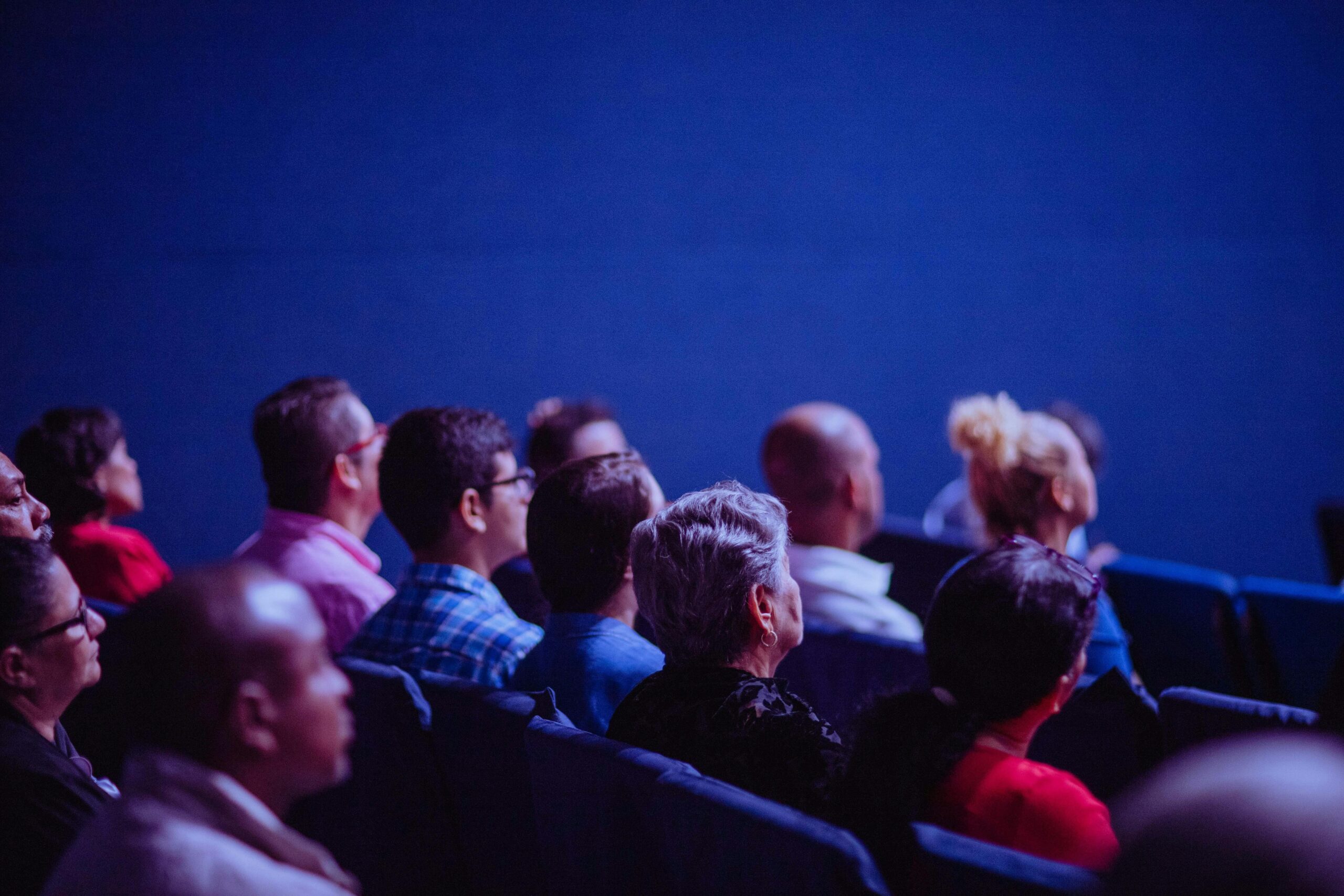 Pessoas Sentadas Em Cadeiras de cinema