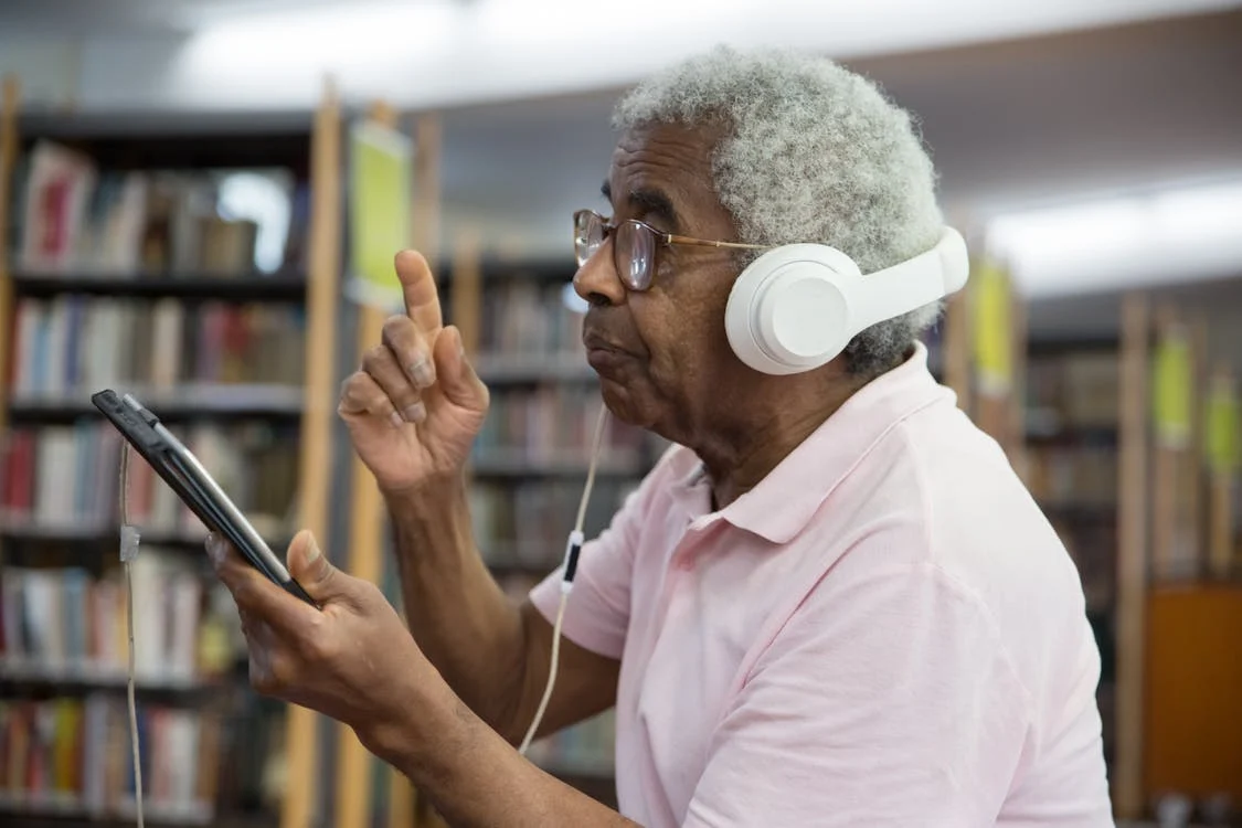 Salvador: Projeto 60+ Tech oferece aulas de tecnologia para maduros e está com inscrições abertas para professores e monitores