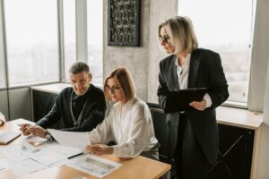 Menopausa e carreira: como os sintomas impactam o desempenho da mulher no ambiente de trabalho?
